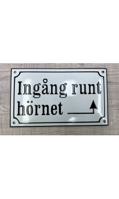 Emaljskylt Ingång runt hörnet med pil höger vit - svart 20 x 12 cm modell 10-5 Emaljskylt Ingång runt hörnet med pil höger vit - svart 20 x 12 cm modell 10-5