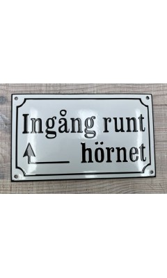 Emaljskylt Ingång runt hörnet med pil vänster vit - svart 20 x 12 cm modell 10-5